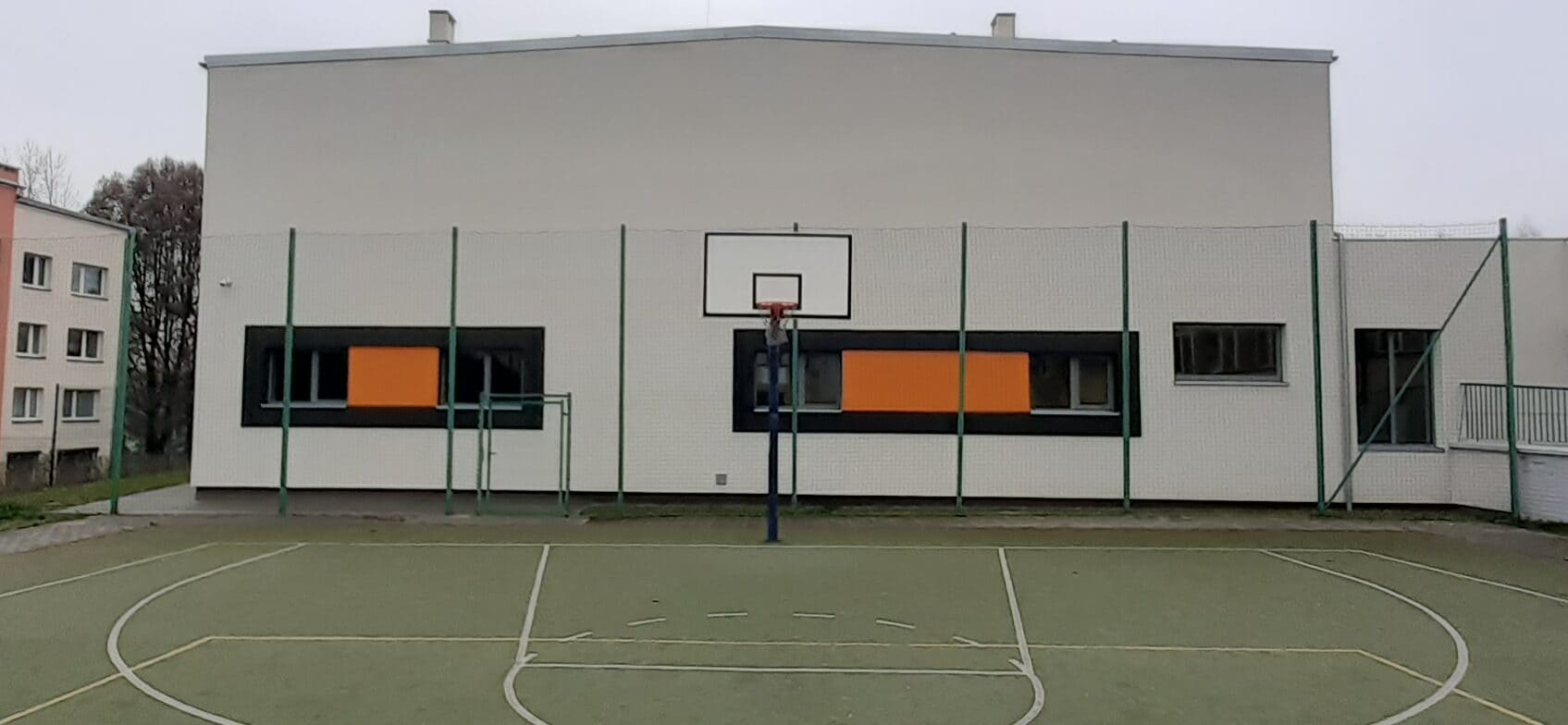Piłkochwyt za bramką na boisku piłkarskim