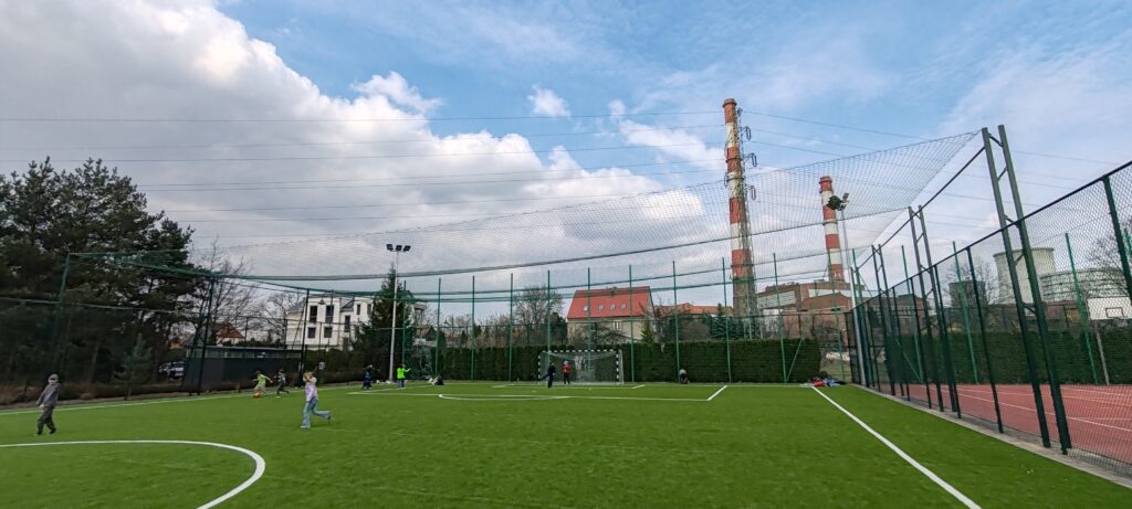 Boisko piłkarskie z siatką ochronną. realizacja siatki ochronnej
