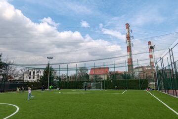 Zadaszenie boiska sportowego wykonane z siatki ochronnej w Siechnicach
